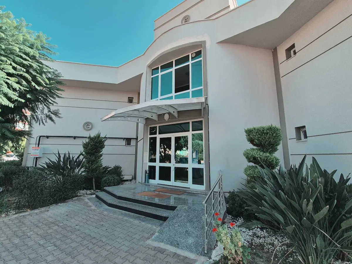 KUŞADASI MARİNA BÖLGESİNDE DENİZ MANZARALI SATILIK 3+1 BAHÇE KATI | LENA PARK