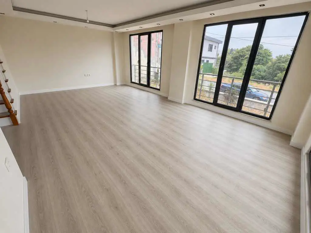 AKFIRAT'TA BALKONLU GENİŞ VE FERAH TRİPLEKS VİLLA