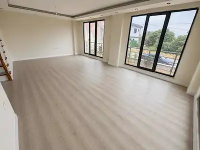 AKFIRAT'TA BALKONLU GENİŞ VE FERAH TRİPLEKS VİLLA