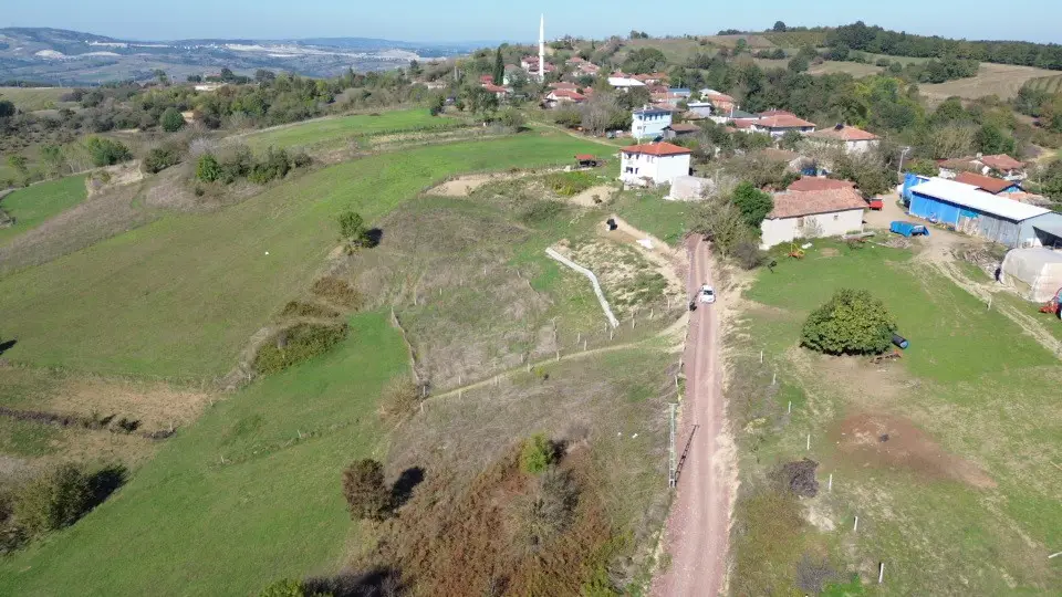 KANDIRA KAYMAZERİKLİ YOLA CEPHE İMARLI 1198 M² SATILIK TARLA