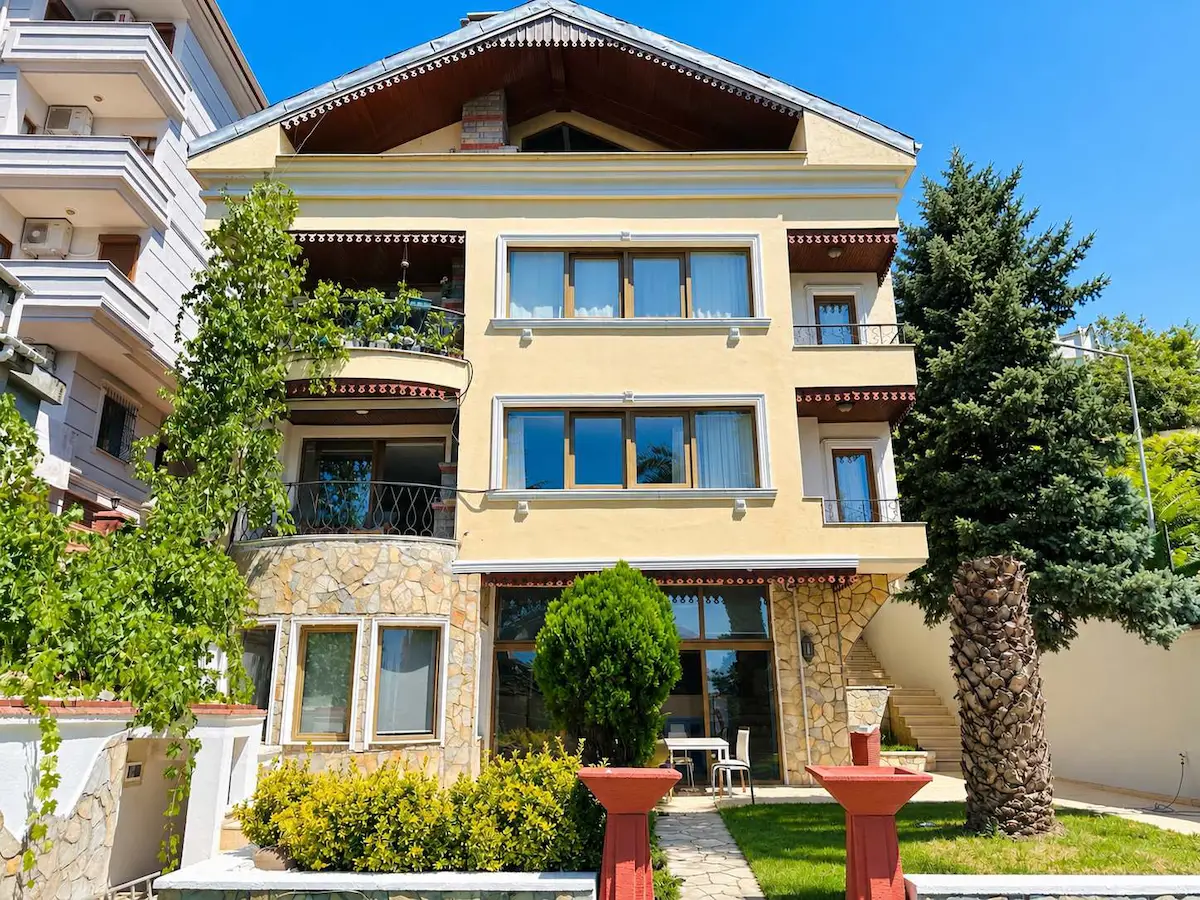 ÜSKÜDAR ÇENGELKÖY BOĞAZ MANZARALI BAHÇE DUBLEKSİ KİRALIK VİLLA