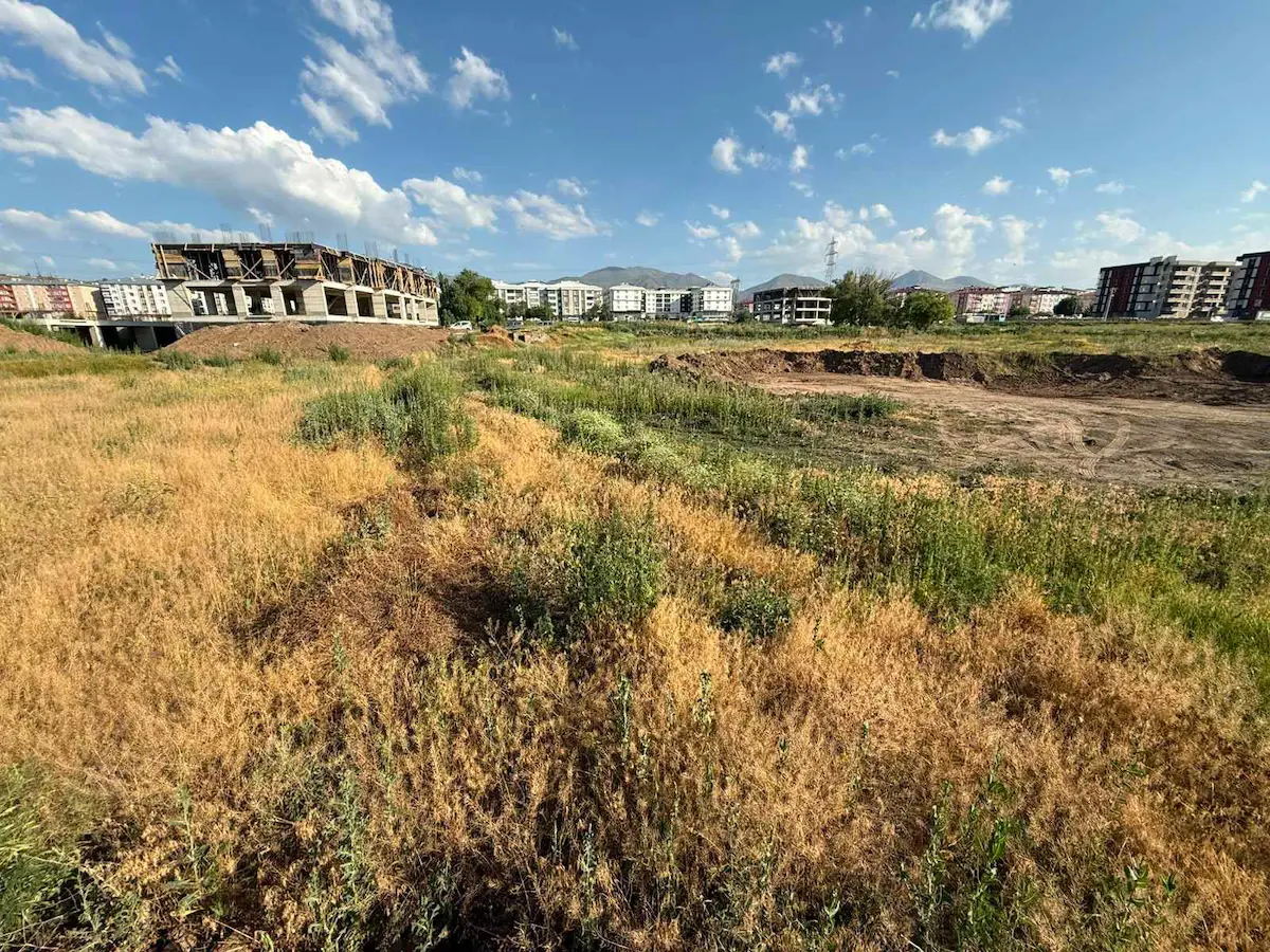 REMAX ARTIS'DEN YAKUTIYE ETÜ YOLUNDA KONUT İMARLI SATILIK ARSA