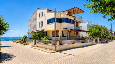 ALTINOLUK ARKADAŞ KAFE BÖLGESINDE / DENIZE ILK PARSEL/ 2. EV/ BAHÇELI /3 KATLI VILLA