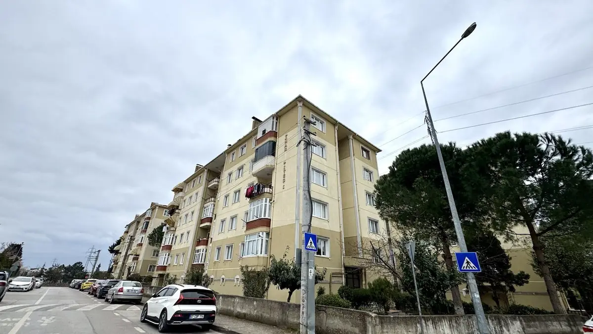 YENIKENT'DE MERKEZI KONUMDA ASANSÖRLÜ YENILENMIŞ SATILIK 3+1