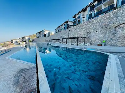 DIDIM AKBÜKTE GÜVENLIKLI HAVUZLU SITEDE FULL DENIZ MANZARALI L BALKONLU FULL EŞYALI DAIRE