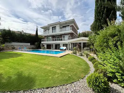 REMAX YELKEN'DEN GÜZELBAHÇE DE GÜVENLİKLİ SİTE İÇİ DENİZ MANZARALI MÜSTAKİL VİLLA