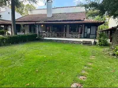 SAPANCA KIRKPINAR’DA KAROBA SİTESİNDE GENİŞ BAHÇELİ SATILIK VİLLA..