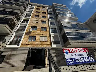 ÇİĞLİ ESENTEPE’DE 120M2 3+1 EBEVEYN BANYOLU DOĞALGAZLI CAM BALKONLU KİRALIK DAİRE