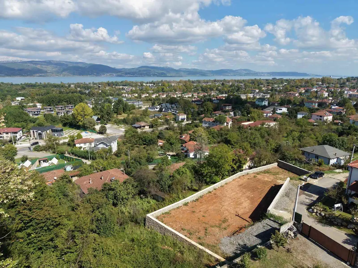 SAPANCA YANIK'TA, KIRKPINAR'A YÜRÜME MESAFESINDE SATILIK MUHTEŞEM VILLA ARSASI