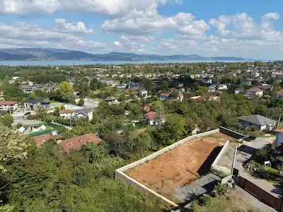 SAPANCA YANIK'TA, KIRKPINAR'A YÜRÜME MESAFESINDE SATILIK MUHTEŞEM VILLA ARSASI