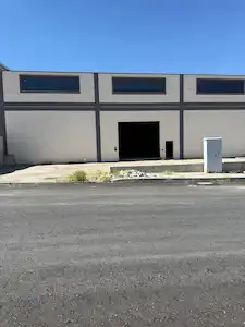 TOKİ HURDACILAR SİTESİNDE CADDE ÜZERİ 1000 M2 KİRALIK DÜKKAN