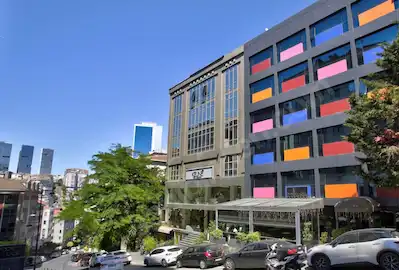 TEŞVIKIYE FERAH SOKAK'TA ASANSÖRLÜ KURUMSAL KULLANIMA UYGUN BINA