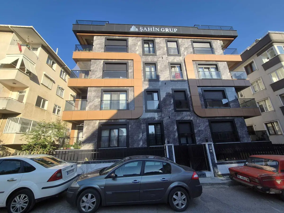 KÜÇÜKYALI’DA GENÇ BINADA ÖN CEPHE EBEVEYN BANYOLU ARAKAT KAT SATILIK  2+1