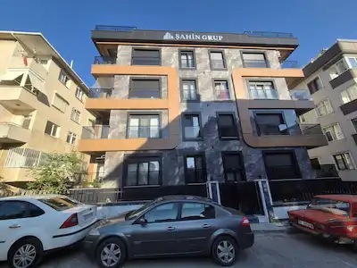 KÜÇÜKYALI’DA GENÇ BINADA ÖN CEPHE EBEVEYN BANYOLU ARAKAT KAT SATILIK  2+1