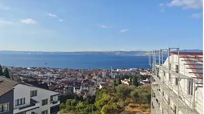 KARAMÜRSEL’DE DENİZ, ORMAN VE DOĞAYLA İÇ İÇE BAHÇE KATI HUZURLU YAŞAM