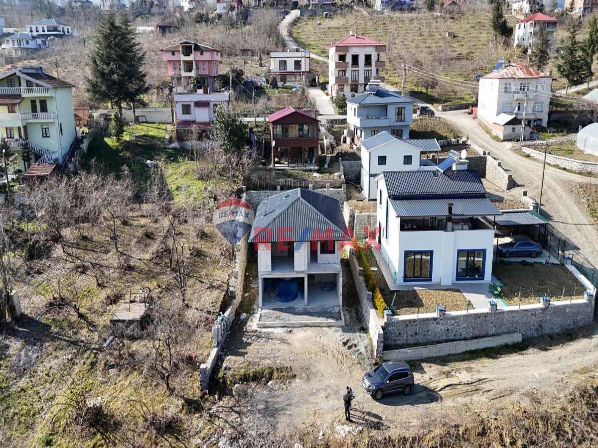 YEŞILOVA 'DA SAHIL YOLUNA 4.5 KM MESAFEDE KARKAS VILLA