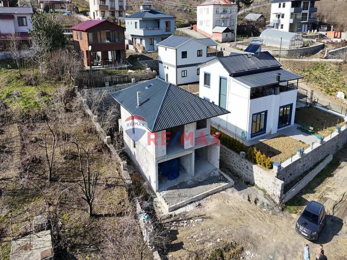 YEŞILOVA 'DA SAHIL YOLUNA 4.5 KM MESAFEDE KARKAS VILLA