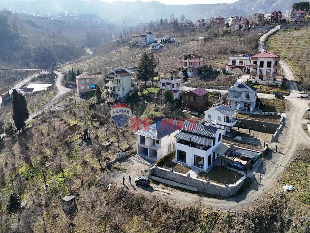 YEŞILOVA 'DA SAHIL YOLUNA 4.5 KM MESAFEDE KARKAS VILLA