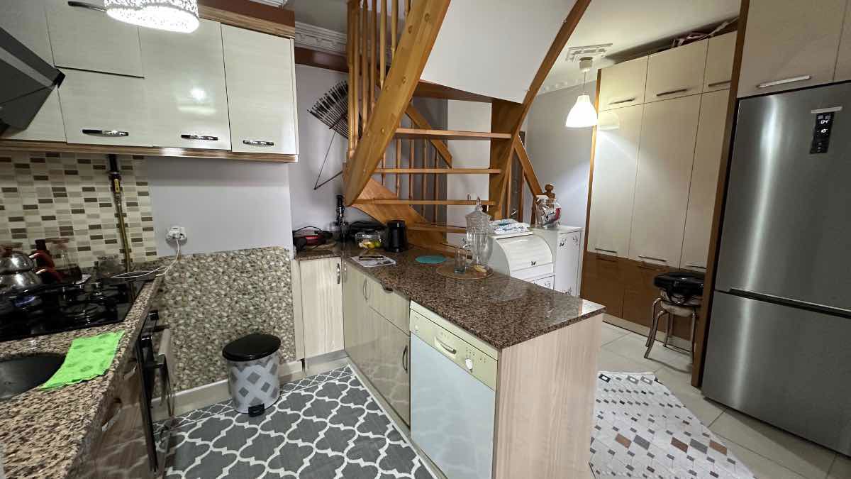 GÜRPINAR'DA ÇATI DUBLEKSİ 2+2 BALKONLU 2 BANYOLU SATILIK DAİRE