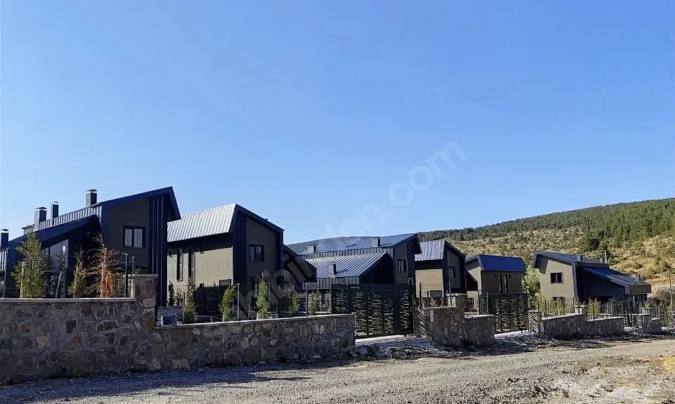 ÇAMLIDEREDE DOĞAYLA İÇİÇE MODERN MİMARİ SATILIK VİLLA
