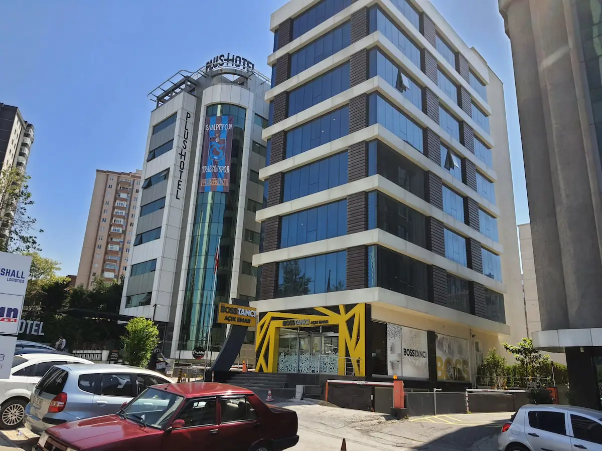 BOSTANCI E-5 ÜZERİ PLAZALARDA VATAN PLAZA KARŞISI 700 M2 PRESTİJLİ MAĞAZA-DÜKKAN