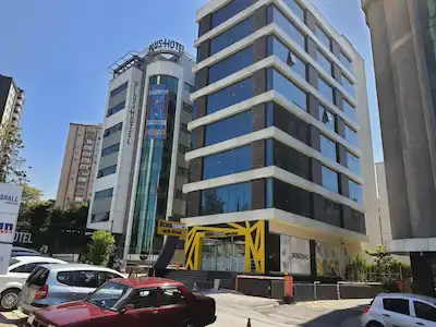 BOSTANCI E-5 ÜZERİ PLAZALARDA VATAN PLAZA KARŞISI 700 M2 PRESTİJLİ MAĞAZA-DÜKKAN