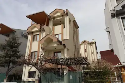 MAVİ LADİN SİTESİ’NDE 5+2 TAM MÜSTAKİL VİLLA | KAPANMAZ CEPHE | 250 M²
