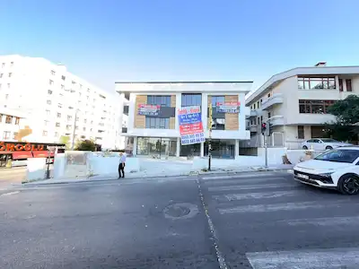 KÖROĞLU & KOZA CAD. KÖŞESINDE 2.400 M² SATILIK KOMPLE BINA – DAIRE & DÜKKANLI