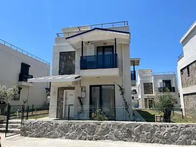 GÖMEÇ KEREMKÖY’DE HAVUZLU SITE İÇINDE,BAHÇELI, 4+1 KIRALIK DUBLEKS VILLA