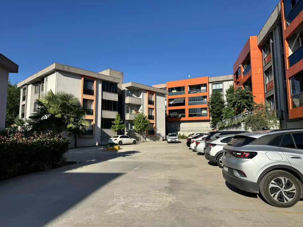 BAŞİSKELE’DE 2+1 | 137 M² BRÜT OLUKLU LIFE SİTESİNDE MODERN YAPILI FIRSAT SATILIK DAİRE