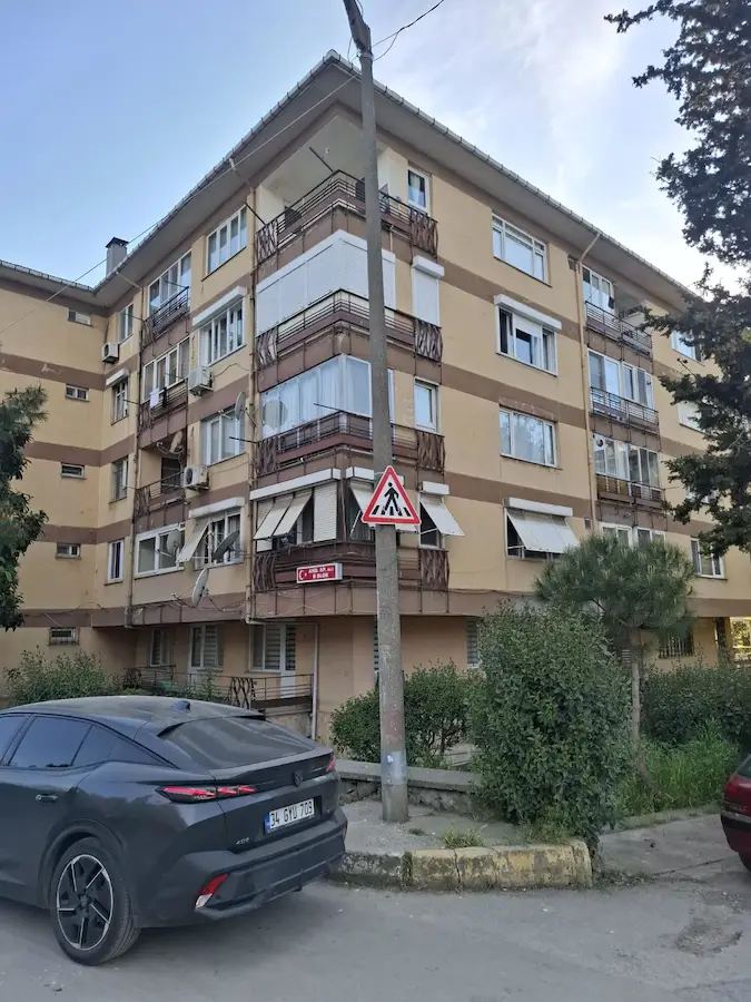 KORDONBOYU SAHİLDE SİTE İÇİ ARSA PAYI YÜKSEK SATILIK 2+1 DAİRE