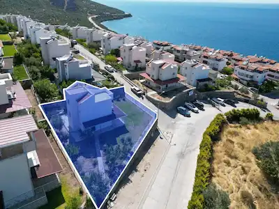 DİKİLİ DE PANORAMİK DENİZ MANZARALI KÖŞE VİLLA