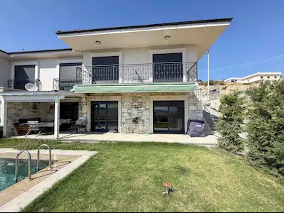 REMAX CAPELLA FOÇA YENIBAĞARASINDA SATILIK 3+1 VILLA