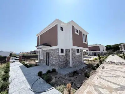 KÜÇÜKKUYU’DA SATILIK SIFIR 3+1 VİLLA