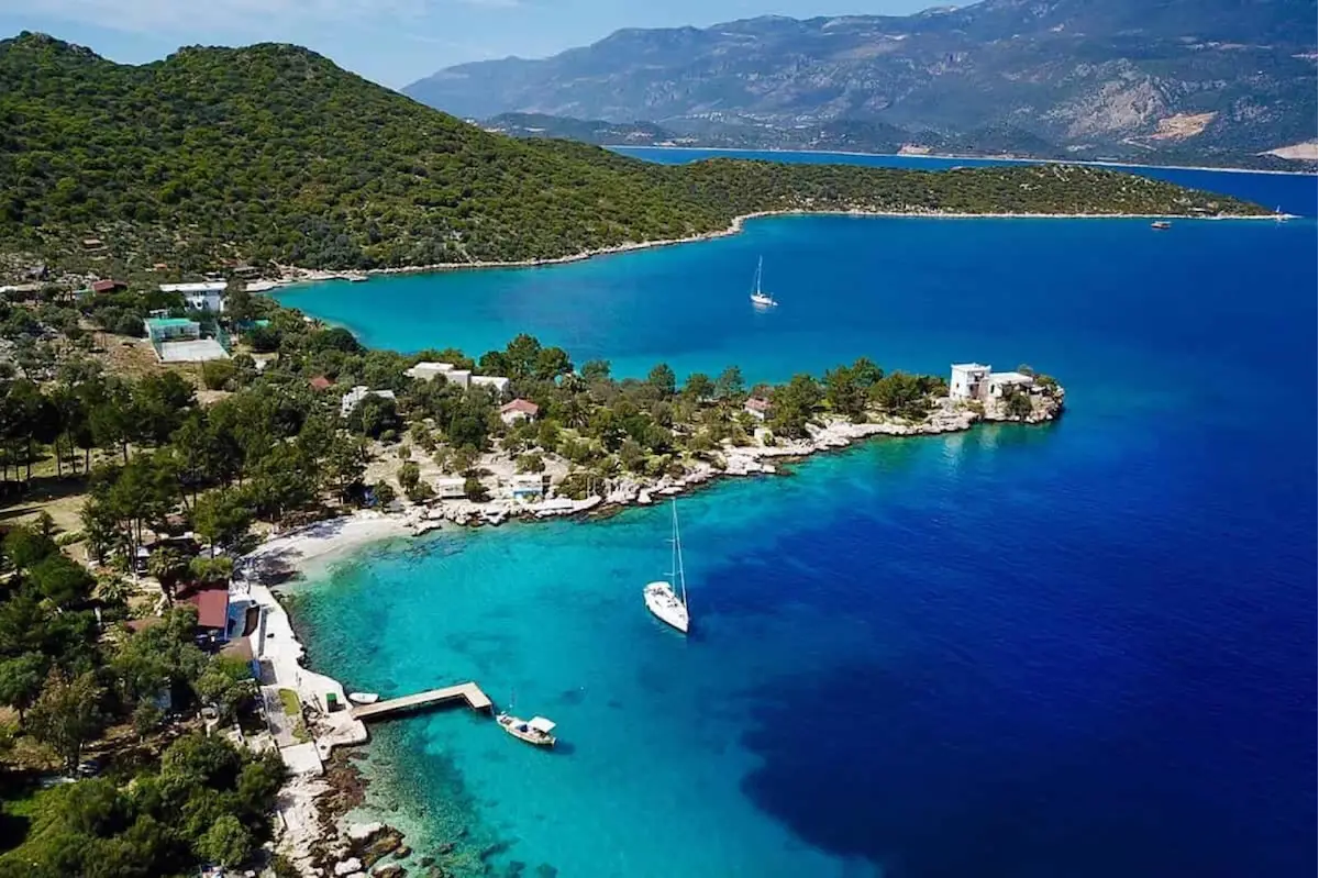 KAŞ LİMANAĞZI’NDA 1.011 M² EŞSİZ KONUMDA ÖZEL ARAZİ NADİR YATIRIM FIRSATI