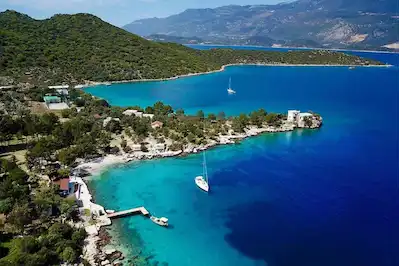 KAŞ LİMANAĞZI’NDA 1.011 M² EŞSİZ KONUMDA ÖZEL ARAZİ NADİR YATIRIM FIRSATI