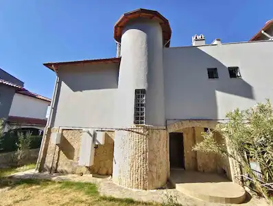 KUŞADASI’NDA SİTE İÇİNDE 4+1, 3 KATLI, 4 CEPHELİ KİRALIK VİLLA | BOŞ & EŞYASIZ