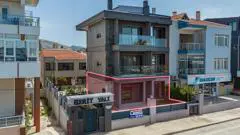 GÜZELBAHÇE YALI'DA CADDE ÜSTÜ BAHÇELİ DENİZE SIFIR OFİS, İŞ YERİ
