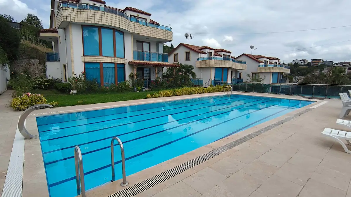 DENIZ MANZARALI HAVUZLU VE BAHÇELI DERINCE ÇINARLI SATILIK 5+2 VILLA