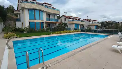 DENIZ MANZARALI HAVUZLU VE BAHÇELI DERINCE ÇINARLI SATILIK 5+2 VILLA