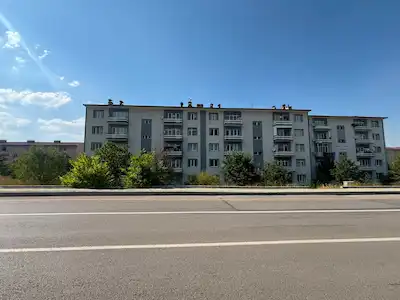 REMAX İLKE'DEN YENİŞEHİR ANA CADDE ÜZERİ 3+1 KİRALIK DAİRE