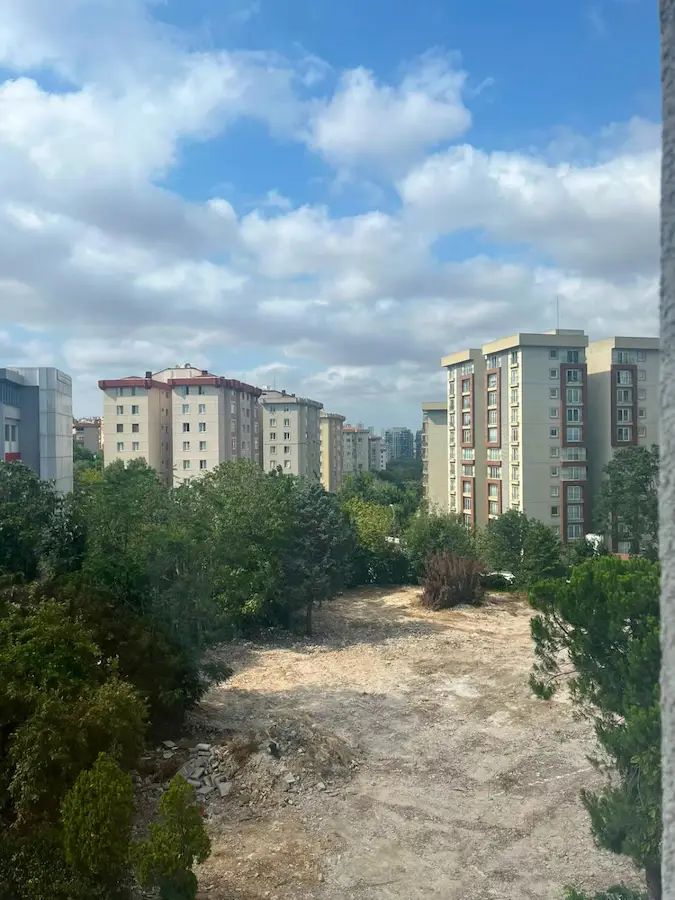 BAHÇELİEVLER'DE ÖNÜ KAPANMAZ FERAH CEPHE 4+1 GENİŞ SATILIK DAİRE