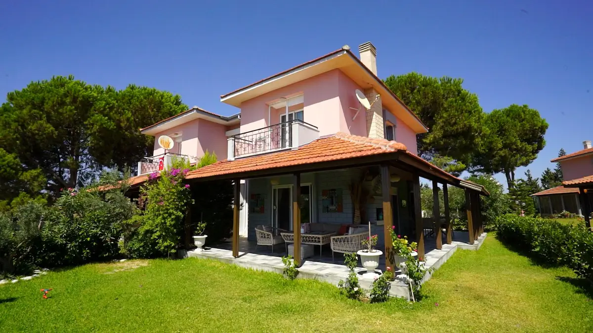 ÇEŞME OVACIK PEMBE EVLER SİTESİ’NDE 3+1, 2 KATLI, 4 CEPHE VİLLA | VERANDA & BALKON