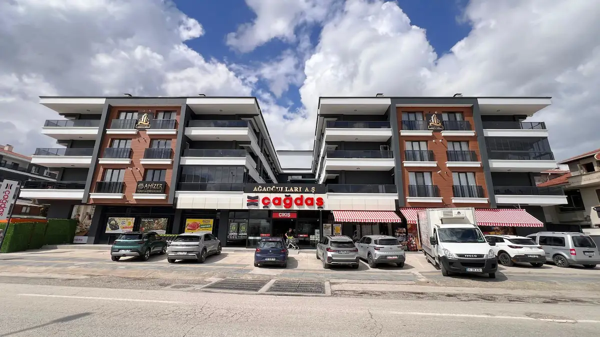 GÖLBAŞI KARŞIYAKADA GÖL MANZARALI 2+1 SATILIK