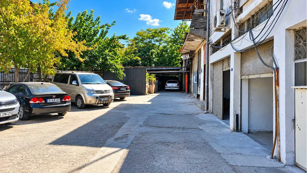 KARABAĞLAR SANAYI SITESINDE 160 M² KIRALIK IŞ YERI