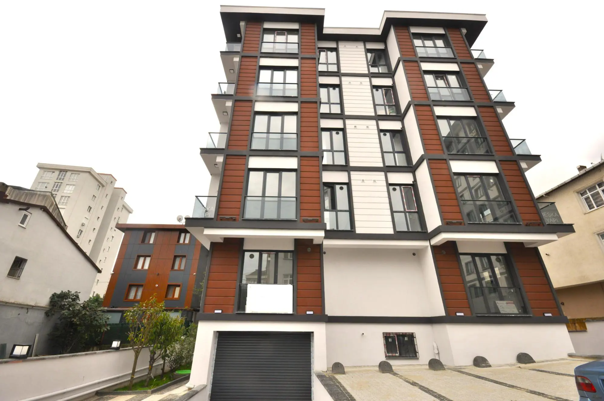 ÜMRANİYE NECİP FAZILDA METROYA YAKIN AÇIK/ KAPALI OTOPARKLI SIFIR 2+1