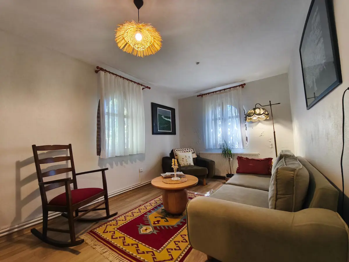 AYVALIK MURATELİ KÖYÜ’NDE EŞYALI, ÖZEL MİMARİLİ 3+1 TAŞ EV KİRALIK