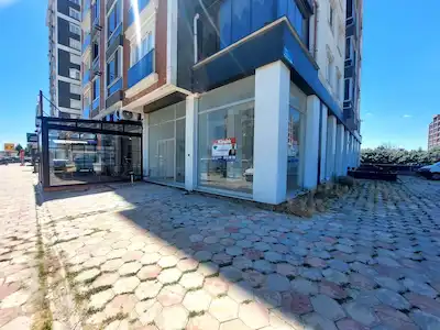 HÜRRIYET MAH. HER SEKTÖRE UYGUN KIRALIK 180M2 KÖŞE DÜKKAN