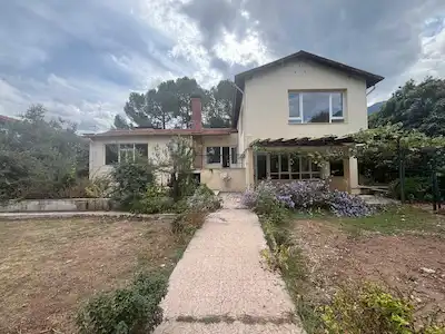 REMAX MODEL DEN ZÜMRÜT EVLER SİTESİNDE 6+1 BAHÇELİ KİRALIK VİLLA