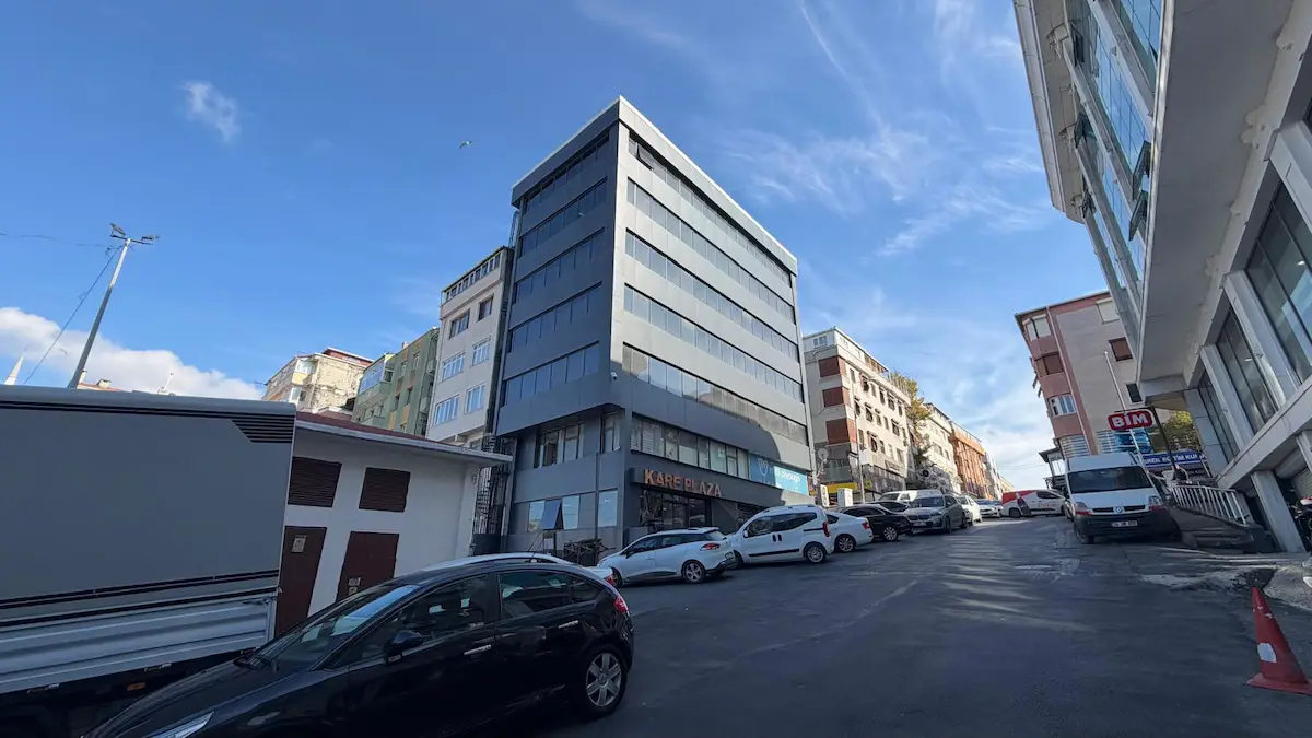 KİRALIK KOMPLE PLAZA E-5 VE METROBÜSE YÜRÜME MESAFESİNDE